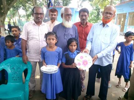 A group of people standing together holding plates

Description automatically generated