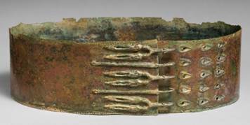 A close-up of a metal belt

Description automatically generated