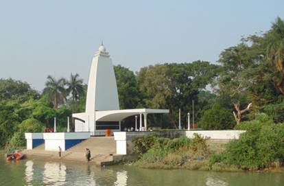 A body of water with a building in the background

Description automatically generated with medium confidence