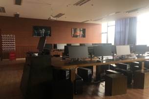 A room with computers on a table

Description automatically generated