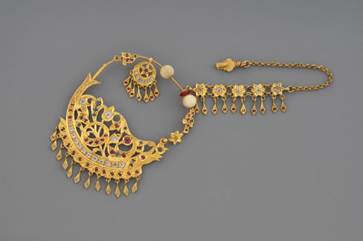 A picture containing accessory, chain, necklet

Description automatically generated