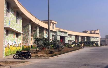 A building with graffiti on the side of it

Description automatically generated