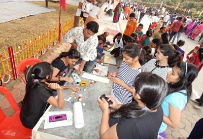 A group of people gathered around a table

Description automatically generated with low confidence
